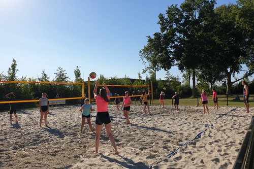 beachvolleybal op onze beachveldjes bij de spetter